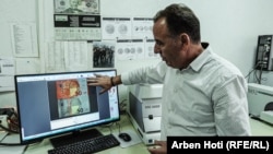 Feriz Selimaj gjatë punës në laborator.