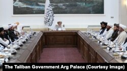 د طالبانو د حکومت رییس الوزرا ملا حسن اخوند (په مینځ کې) د جمعیت علمای اسلام له مشر مولانا فضل الرحمان په مشرۍ له پلاوي سره (کیڼ لوري ته) د غونډې پر مهال - د جنورۍ اتمې انځور.