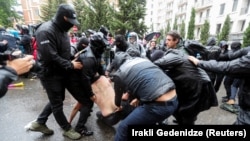 პოლიციელები აკავებენ აქციის მონაწილეს პარლამენტის შენობასთან - ამ დროს საქართველოს პარლამენტის იურიდიულ საკითხთა კომიტეტმა 67 წამში განიხილა და მხარი დაუჭირა "აგენტების კანონს". 13 მაისი, 2024 წელი 