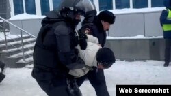 Полиция хезмәткәрләре Фаил Алсыновны якларга чыккан активистны тоткарлый. Уфа, 19 гыйнвар, 2024 ел