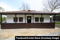 Fundația de piatră înconjoară bojdeauca a fost schimbată, a fost eliminat podețul și canalul mic de scurgere a apei din fața pridvorului.