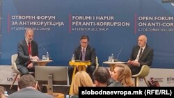 Извршниот директор на МЦМС Александар Кржаловски, претседателот Стево Пендаровски и евромбасадорот Дејвид Гир, 6 декември 2023