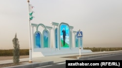 Ашхободдаги бўш кўчада осилган улкан Сардор Бердимуҳаммедов портрети.