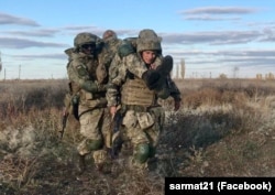 Навчання бойових медиків. Евакуація з поля бою