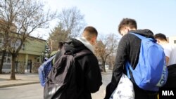 Илустрација, ученици пред средносто училиште Ѓорѓи Димитров