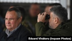 Președintele PNL, Nicolae Ciucă (stânga), este prins între nevoia de a comasa alegerile, dictată de rezultatele din sondaje, și pretențiile colegului de alianță Marcel Ciolacu, președintele PSD.