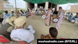 پرلتوال د مې پر پنځمه په احتجاجي خېمه کې ناست دي.