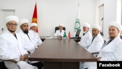 Аалымдар кеңешинин мүчөлөрү. Муфтият тараткан сүрөт.