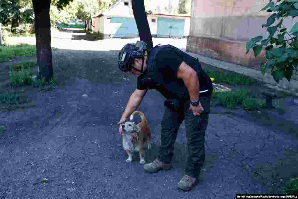 Оуен, поки є час, гладить дворового пса. Пес тулиться до ніг, відчуваючи людське тепло.&nbsp; &laquo;Я бачив жінку, яка йшла в снігу взимку 2022 року. Вона несла своїх немовлят, і в неї пальці опухли, обморозилися. На ній не було лиця, але вона продовжувала йти. І, мабуть, йшла два дні. У неї не було жодної надії. Тисячі людей намагалися втекти. І я побачив її по телевізору. Моє серце завмерло і я подумав, я повинен щось зробити. Я не можу просто сидіти тут і нічого не робити. Тому я подзвонив друзям і сказав &ndash; мені потрібні зв'язки в Україні. Я колишній військовий. Ми евакуювали понад 58 тисяч людей за останні 2,5 роки за допомогою різних організацій&raquo;, &ndash; говорить Оуен