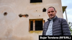 Arben Gaši je preživeo napad srpskih snaga na njegovu kuću u Landovici tokom rata na Kosovu 1999. godine.