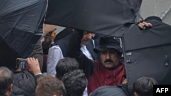 عمران خان د عدالت تر ودانۍ بهر - انځور له ارشيفه