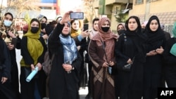 په کابل کې یوشمېر ښځو د مارچ پر اتمه پر ښځو د طالبانو د بندیزونو ضد احتجاج وکړ.