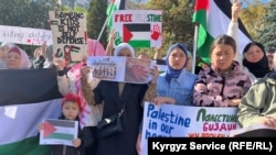 Согушту токтотуу талабы менен чыккандар. Бишкек. 28-октябрь, 2023-жыл. 