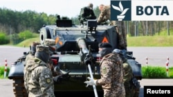 Ushtarët duke i trajnuar trupat ukrainase në një bazë në Gjermani, si pjesë e misionit të EUMAM-it. 5 maj 2023.