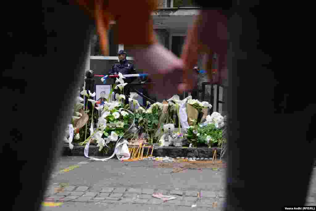 Poruke vršnjacima ostavljaju beogradski učenici, koji su se u velikom broju okupili ispred škole.&nbsp;