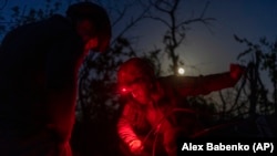 Українські військові на лінії фронту поблизу Бахмута, квітень 2024 року