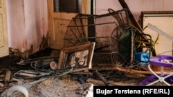 Një fotografi mes rrëmujës së krijuar pas djegies së shtëpisë së familjes Koroglu.