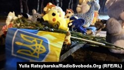 Довгострокові плани РФ передбачають окупацію частини Дніпропетровської області включно зі значною частиною обласного центру до 2026 року, пише видання Bild. На фото – народний меморіал на місці російського ракетного удару по багатоповерхівці у Дніпрі