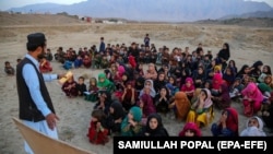 روز جهانی کودک در بسیاری از کشورهای جهان در حالی بزرگداشت می‌شود که در افغانستان بسیاری از کودکان بر اساس گفتۀ نهادهای بین‌المللی با گرسنگی و فقر والدین خود مواجه اند.