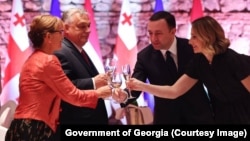 ვიქტორ ორბანი და ირაკლი ღარიბაშვილი მეუღლეებთან ერთად წინანდლის მამულში