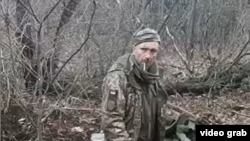 Prizonierul de război ucrainean a strigat „Glorie Ucrainei” cu doar câteva momente înainte să fie ucis de către soldații ruși. Data și locația sunt necunoscute.