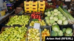 Perime në një treg në Prishtinë.