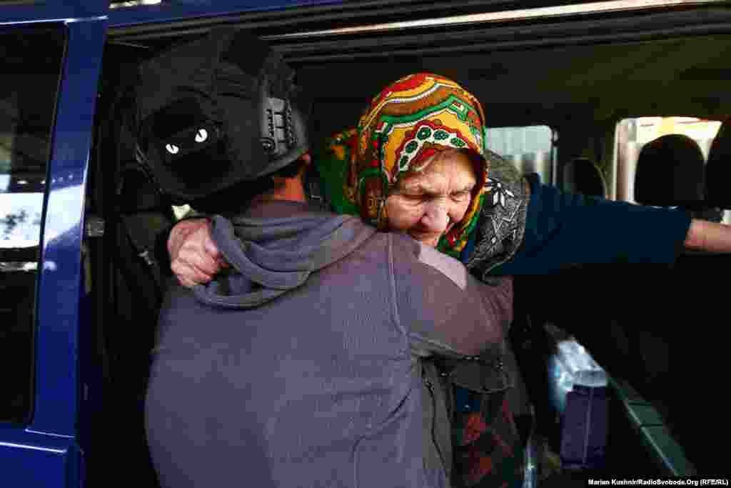 Волонтер БФ &laquo;Єдність та сила&raquo; Володимир допомагає жінці під час евакуації з Вовчанська