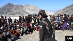 تعدادی از مهاجرین افغان که از پاکستان اخراج شده اند 