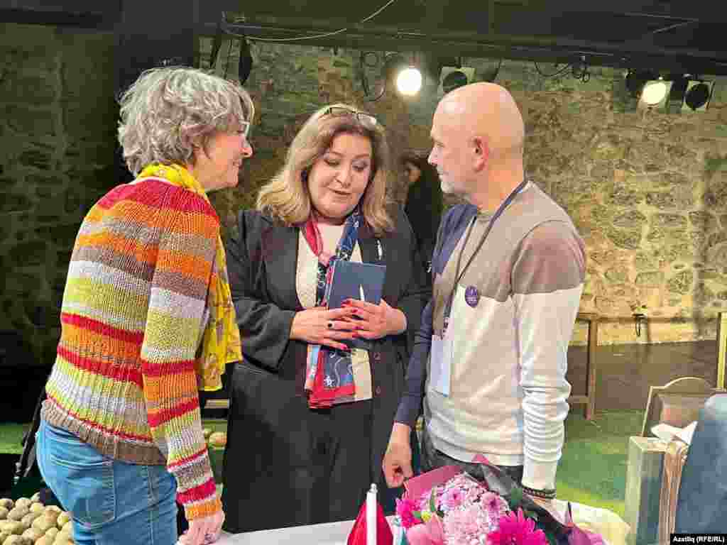 Баш режиссер Фәрит Бикчәнтәев тәрҗемәче һәм тамашачы белән