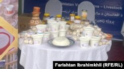 ترشی و لبنیات که اکثرآ مردم در ماه مبارک رمضان بیشتر استفاده می کنند. اما امسال در کابل و در بسیاری از ولایات افغانستان به دلیل ضعف اقتصادی بازار های خرید و فروش آن کم رنگ است.
