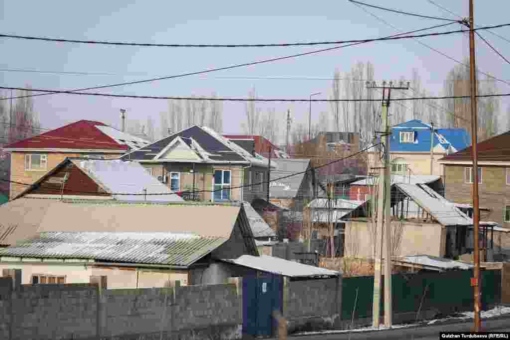 Конушта батир үчүн үйлөр, тигүүчү цехтер көп. Бул жерде негизинен "Дордой" базарында соода кылгандар жашарын айтышты.&nbsp;