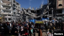 در روز های آتش بس باشنده های غزه فرصت یافته بودند به بازار بروند و روی مخروبه های جنگ قدم بزنند