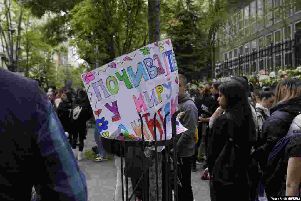 Transparent "Počivajte u miru, anđeli" na skupu ispred škole.&nbsp;
