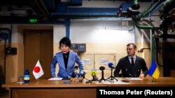 Міністр закордонних справ України Дмитро Кулеба і очільниця МЗС Японії Йоко Камікава на пресконференції в бомбосховищі під час повітряної тривоги. Київ, 7 січня 2024 року 