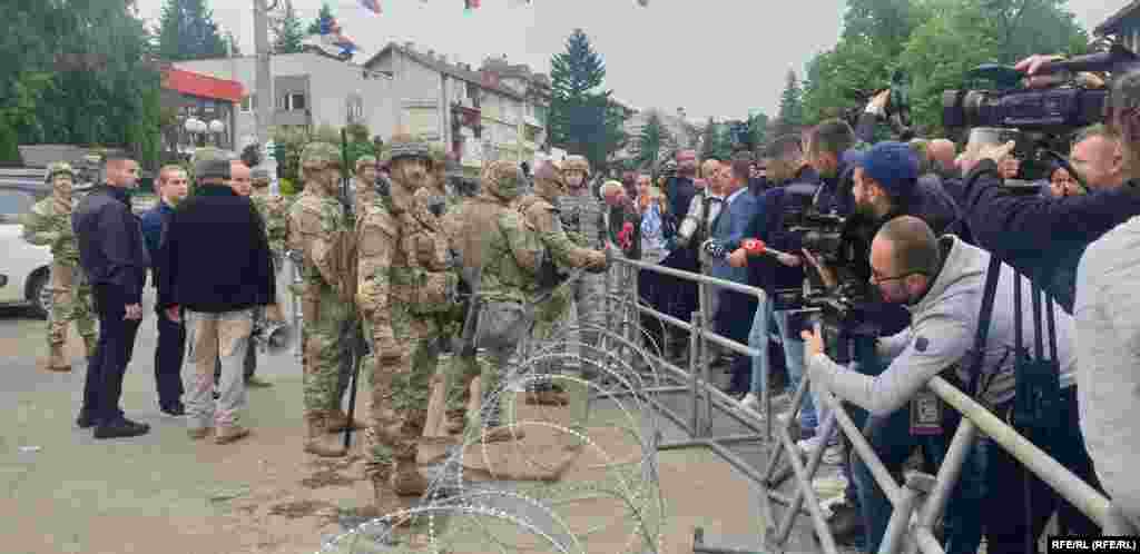 Pjesëtarët e KFOR-it kanë vendosur disa gardhe metalike afër ndërtesës komunale në Leposaviq.&nbsp;