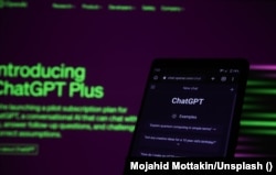 OpenAI a lansat ChatGPT în 2022. Acum, compania americană susține că DeepSeek a folosit ilegal modelele sale pentru a-și antrena propriul model.