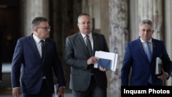 Legea pensiilor speciale propusă de guvern este în impas, spun surse politice pentru Europa Liberă. De la stânga la dreapta, ministrul Muncii, Marius Budăi, premierul Nicolae Ciucă și ministrul de Interne Lucian Bode. 