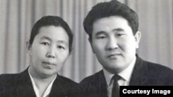 Султан Ибраимов жубайы Рева Телтаева менен (сүрөт качан тартылганы так белгисиз).