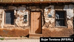 Një tjetër shtëpi e vjetër dhe e zbrazët.