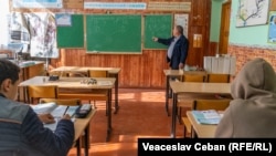 Profesor din satul Corbu, Dondușeni, predă cinci obiecte, acoperind lipsa de cadre la școala din sat: biologia, chimia, educația tehnologică, arta plastică și educația civică.