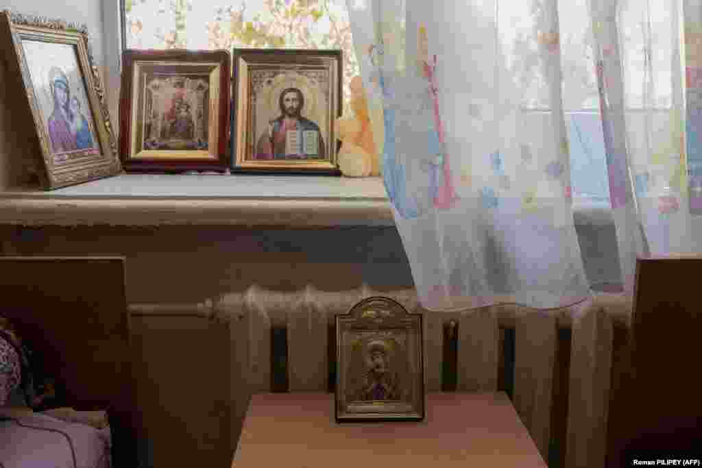Ікони родини прикрашають кімнату, де вони живуть у центрі прийому біженців. Поки одні родини тікають з Херсону, інші вирішили залишитися &nbsp;