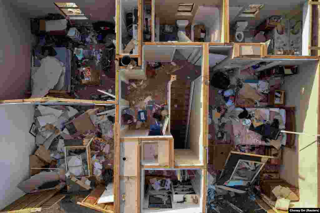 Tornadodan soň üçegi ýumrulan jaýyň howadan görnüşi. Güýçli tupan Little Rokda günorta we orta günbatar bölekleriniň üstünden geçdi.&nbsp;Arkansas, ABŞ, 2-nji aprel, 2023. (REUTERS/Cheney Orr)