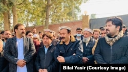 د باجوړ مرستیال کمېشنر (له کېڼې خوا دریم) د پرلتوالو سره د خبرو په مهال