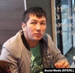 Азамат Асанкожоевдин сол колу билегинен сынып, ооруканага 7-ноябрда кайрылган. 14-ноябрда бейтапканадан анын сөөгү чыкты.