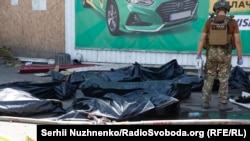 Після 17-ї години 9 серпня стало відомо про 14-тьох загиблих. Серед них дитина. На фото пакети з тілами загиблих внаслідок російського ракетного удару по супермаркету. Костянтинівка, Донеччина
