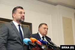 Elmedin Konakoviq, ministër i Punëve të Jashtme të Bosnje e Hercegovinës, gjatë takimit me Milorad Dodikun, president i Republikës Sërpska, në Banja Luka, më 5 maj 2023.