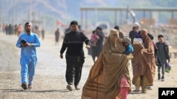 شماری از مهاجرین افغان که از پاکستان اخراج شدند (تصویر آرشیف)