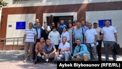 "Кемпир-Абад иши" боюнча айып тагылып, райондук сот актаган саясатчы, активисттер жана алардын адвокаттары. Архив.