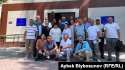 “Кемпир-Абад иши” боюнча айып тагылып, райондук сот актаган саясатчы, активисттер жана алардын адвокаттары.