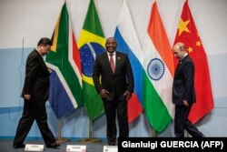 Президент Китая Си Цзиньпин, президент ЮАР Сирил Рамафоса и президент России Владимир Путин на 10-м саммите БРИКС в Йоханнесбурге в 2018 году